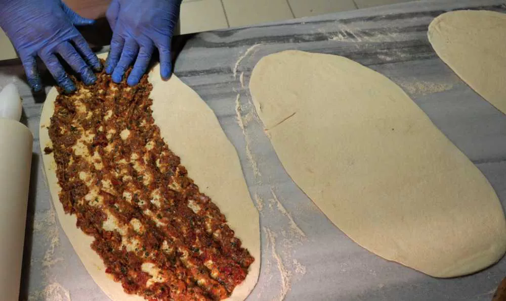 Lahmacun nasıl yapılır?