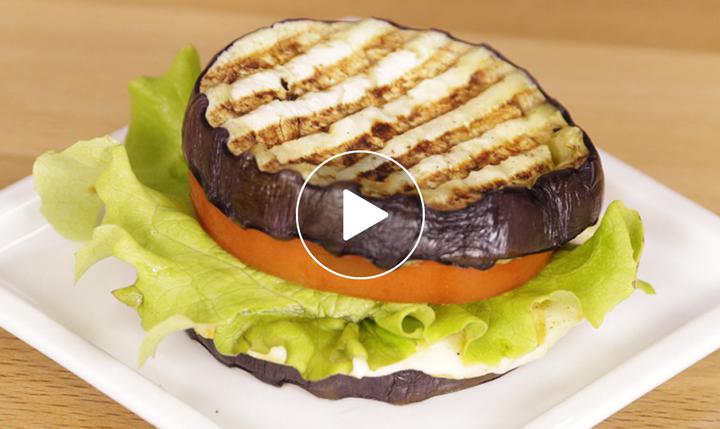 Fast food'un sağlıklısı da mı olur demeyin: Patlıcanlı hamburger